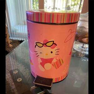 Hello Kitty lever trash can